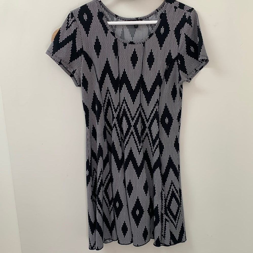 Sami & Jo Petite Large Black & White Graphic Short Sleeve Dress
